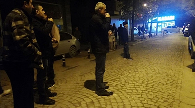 Komaya giren kadını çekirdek yiyerek izlediler