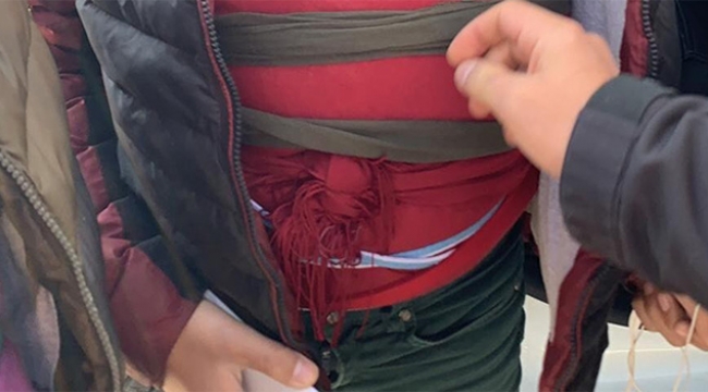 Küçük çocuğun beline kuşakla uyuşturucu sardılar