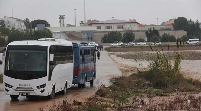 Mahkumlar cezaevi yolunda mahsur kaldı