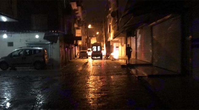 Maskeli grup yoldan geçen aracı kurşun yağmuruna tuttu