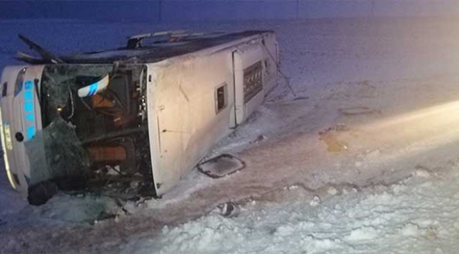 Yolcu otobüsü devrildi: 23 kişi yaralandı