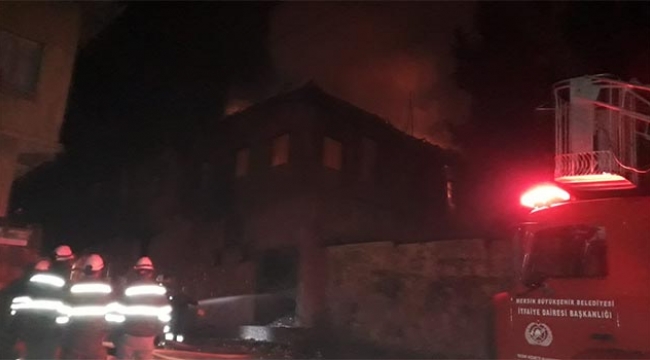 2 katlı ahşap ev küle döndü