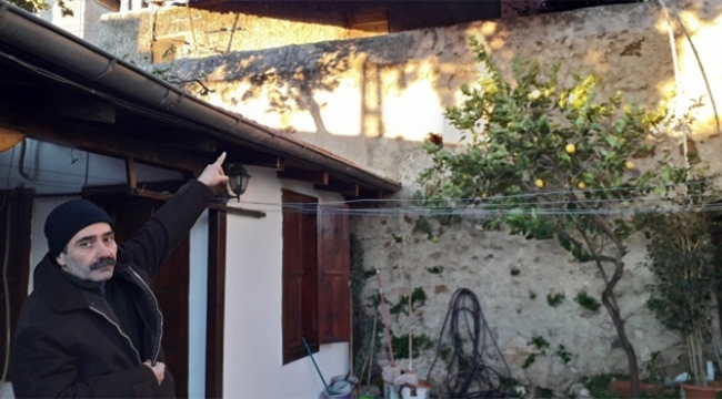 Adana'da fırtına hayatları felç etti