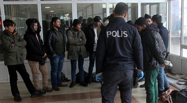 Afganistan uyruklu kaçak göçmenler Adana’da yakalandı