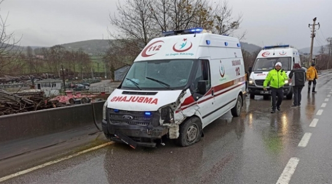 Ambulans ile otomobil çarpıştı