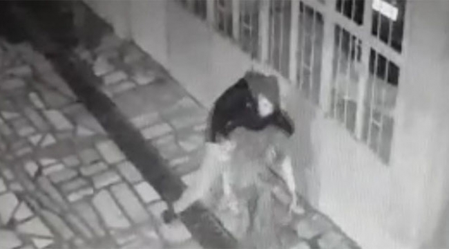 Annesini defalarca bıçaklayıp polise teslim oldu
