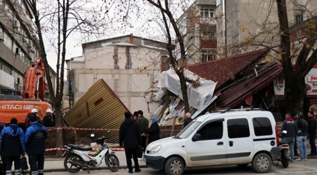 Bina çöktü, işçiler son anda kurtuldu