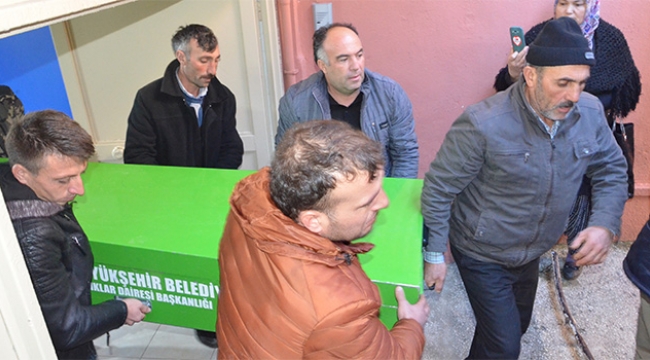 Çığ altında ölen işçinin cenazesi getirildi