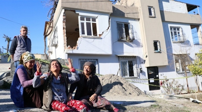 Evlerinin çöküşünü gözyaşlarıyla izlediler