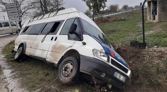 İşçileri taşıyan minibüs Adana’da kaza yaptı 9 yaralı