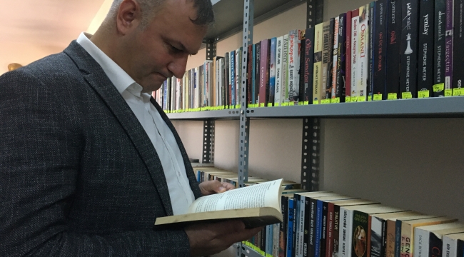 Karataş Belediyesi'nin koridorları kütüphane