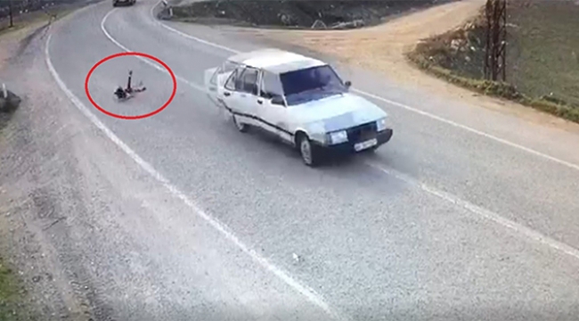 Küçük kız seyir halindeki otomobilin arka kapısından düştü