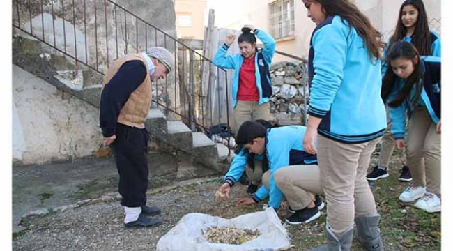 Liseli öğrenciler yaşlı adamın eli kolu oldu