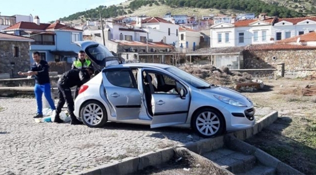 Otomobilini denize sürdü polis son anda engelledi