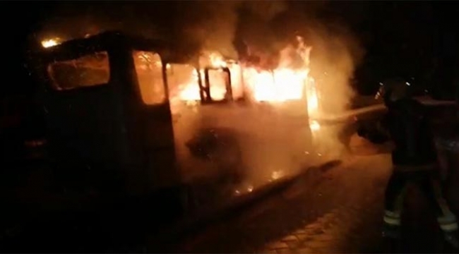 Park halindeki midibüs kundaklandı