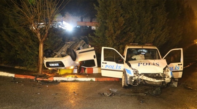 Polis otosu ile araç çarpıştı