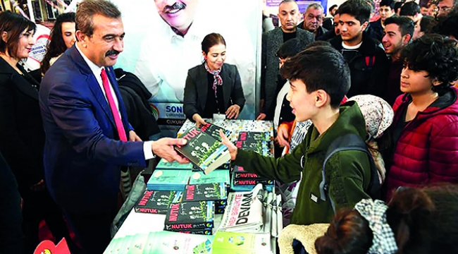 Soner Çetin gençlere Nutuk hediye etti