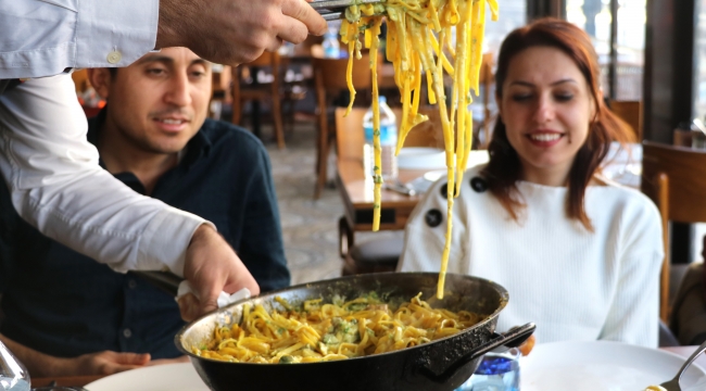 Tescilli Adana kebabının yanına tescilli makarna