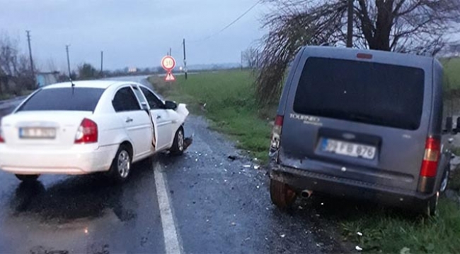 Virajı alamadı karşı yönden gelen otomobile çarptı