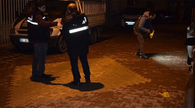 Yol kenarında başından silahla vurulmuş halde bulundu