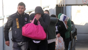 2 milyon 165 bin lira dolandırdıp eğlendiler