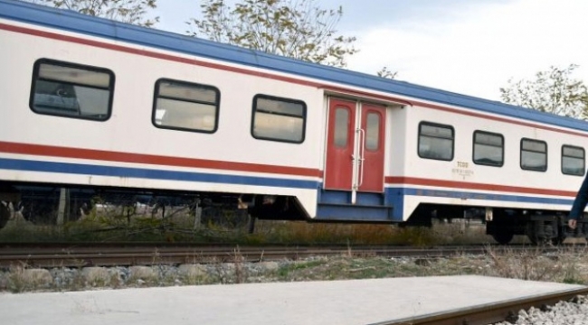 Adana'ya seyir eden tren taş yağmuruna tutuldu