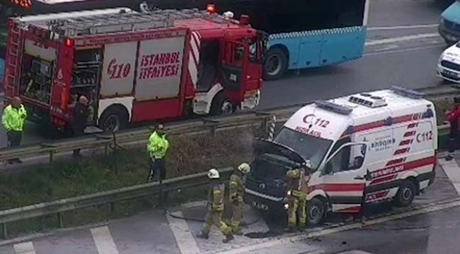 Ambulans hasta taşırken alev aldı