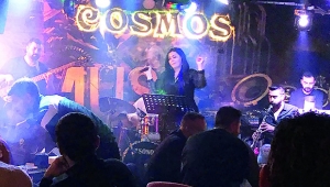 Azeri sanatçı Muradova sahne performansıyla göz kamaştırıyor