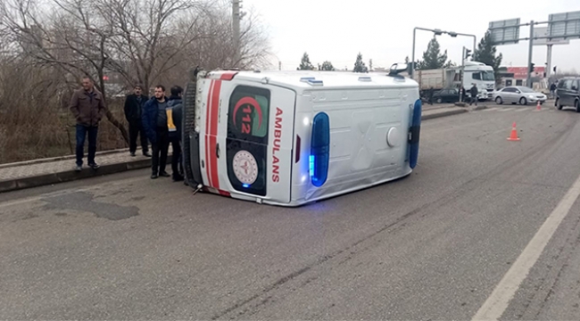 Hasta taşıyan ambulans kaza yaptı