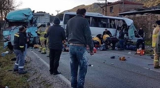 İşçi servisi ile kamyon çarpıştı