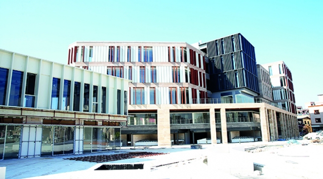 Karalar başlattı, Akay tamamlıyor