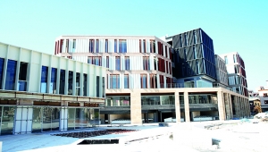 Karalar başlattı, Akay tamamlıyor