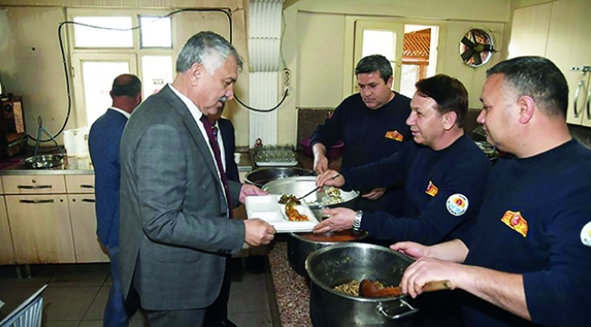 Karalar karavanada yemek sırasına girdi