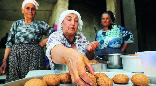 Kınalı Eller Kadın Hareketi kadınlara rol model oluyor