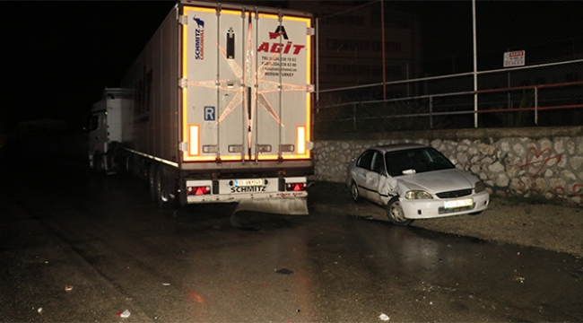 TIR kırmızı ışıkta iki otomobile çarptı