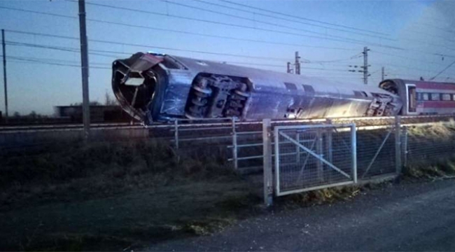 Tren raydan çıktı: 2 ölü, 30 yaralı