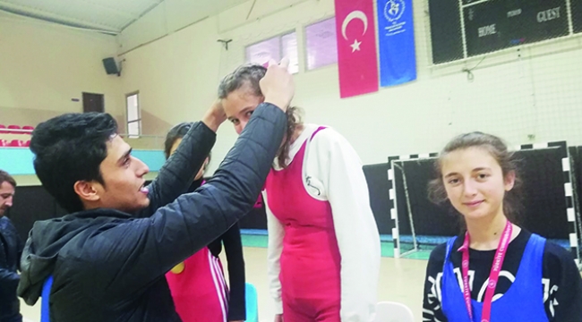 Tufanbeyli Kız Güreş Takımı il birincisi oldu