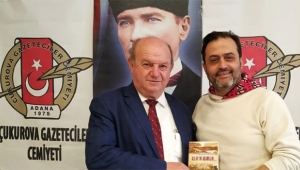 Başkan Esendemir'e  kitabını hediye etti