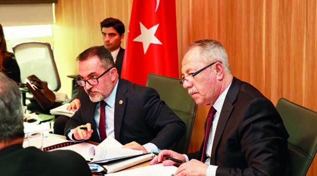 Bir ayağı Adana'da bir ayağı Ankara'da