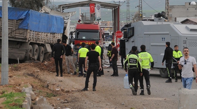 Freni boşalan tır, polis noktasına daldı
