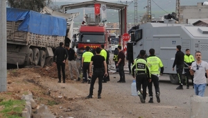 Freni boşalan tır, polis noktasına daldı