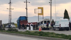 İşçi servisi iki tırın arasında kaldı 2 ölü 8 yaralı