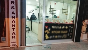 Lüks otomobille gelip kuyumcu soydular