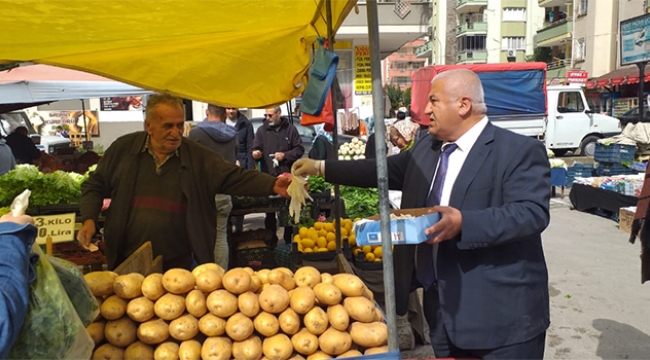 Semt pazarlarında esnafa eldiven dağıtıldı