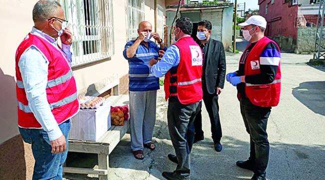 Seyhan Kızılay'dan vatandaşa erzak yardımı