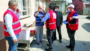 Seyhan Kızılay'dan vatandaşa erzak yardımı