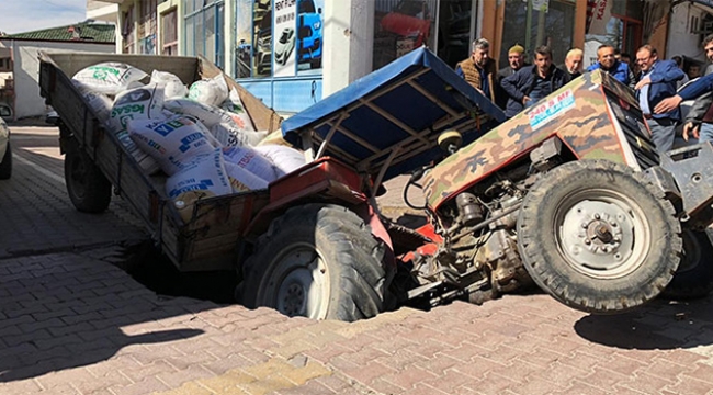 Traktör çöken yola düştü