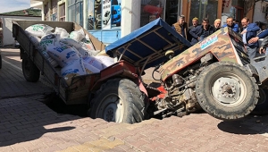 Traktör çöken yola düştü