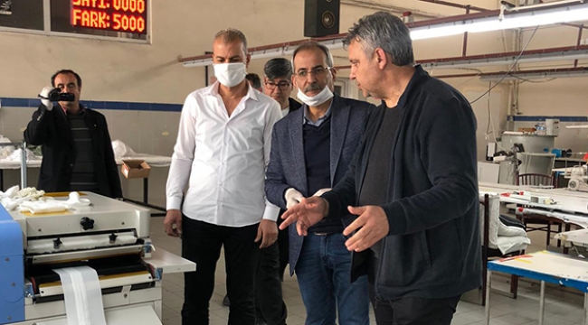 Virüsten korunmak için ücretsiz maske üretti