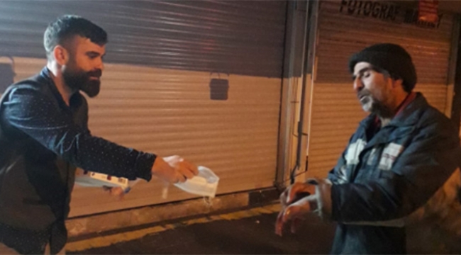 Virüsten korunmak için vatandaşa maske dağıttı